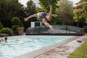 plongeon dans la piscine 