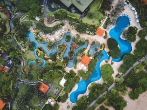 Une belle piscine avec un bar aquatique pour siroter des cocktails.
