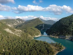 Location d'emplacements et de mobil-homes dans un camping proche des Gorges du Verdon, avec des paysages à couper le souffle.